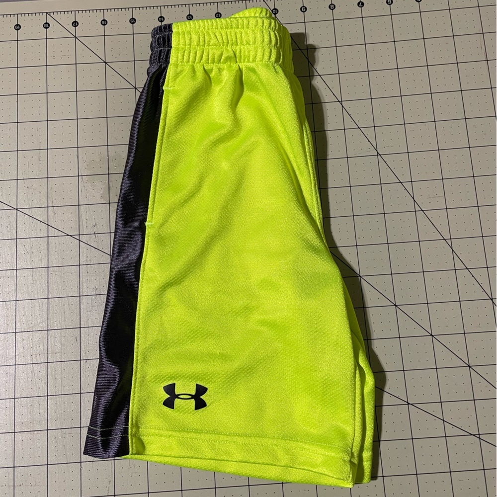 Boys Under Armour Shorts - Picture 3 of 10